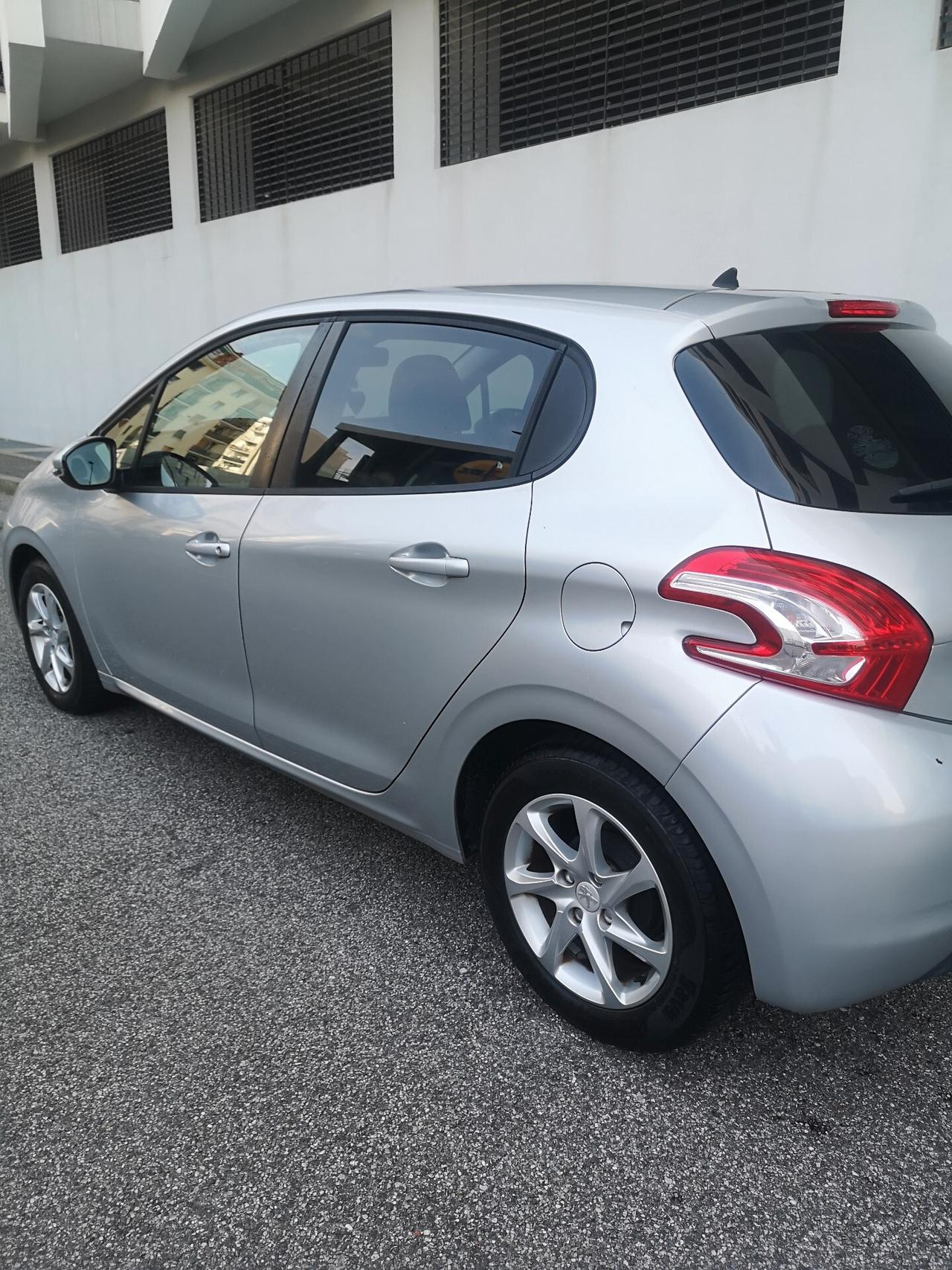 Peugeot 208 1.2 benz - Garanzia 12 Mesi