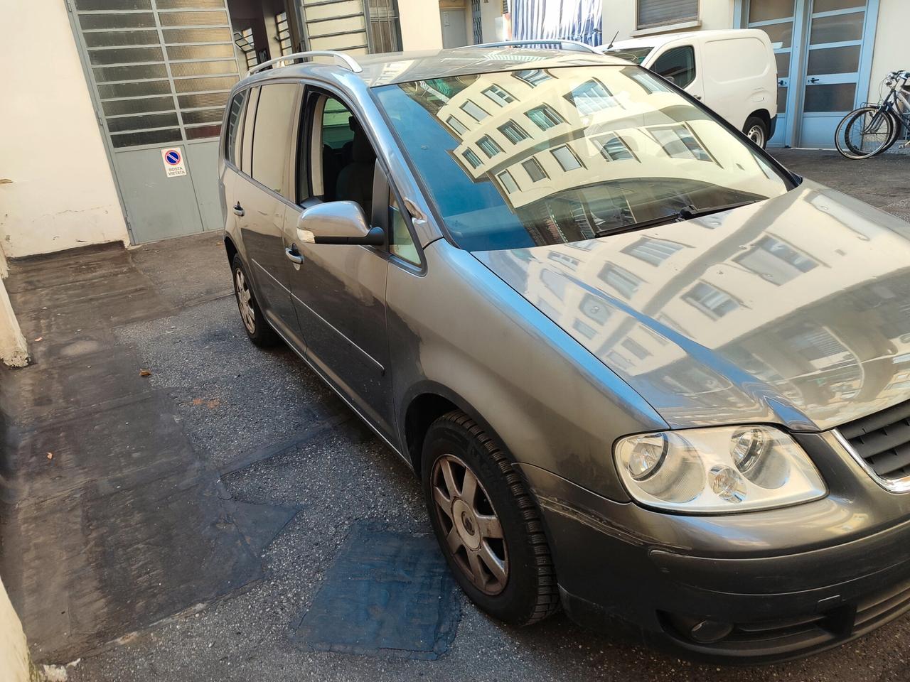 Volkswagen Touran 2.0 16V TDI DSG Highline