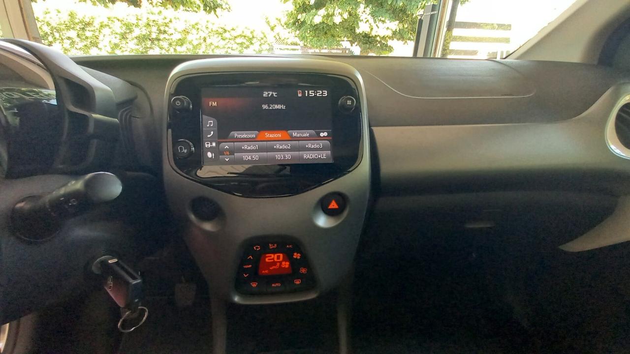 Toyota Aygo Connect 1.0 VVT-i 72 CV 5 porte x-clusiv red style
