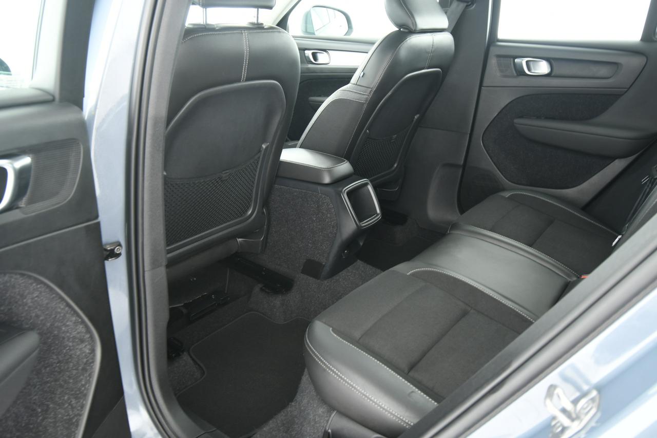 VOLVO XC40 2.0 d4 Momentum awd geartronic PELLE+LED+C19"
