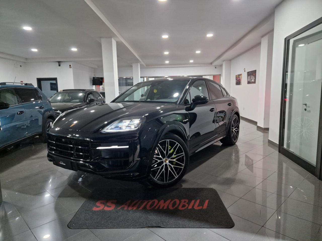 Porsche Cayenne Coupé 3.0 V6 E-Hybrid Iva esposta.