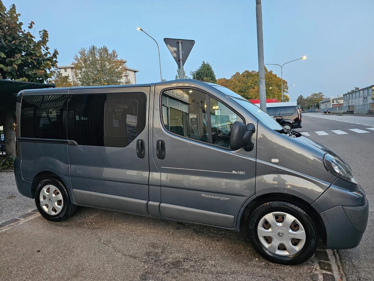 Renault Trafic 2.5 dCi 145cv Passenger Black Edition*7Posti*