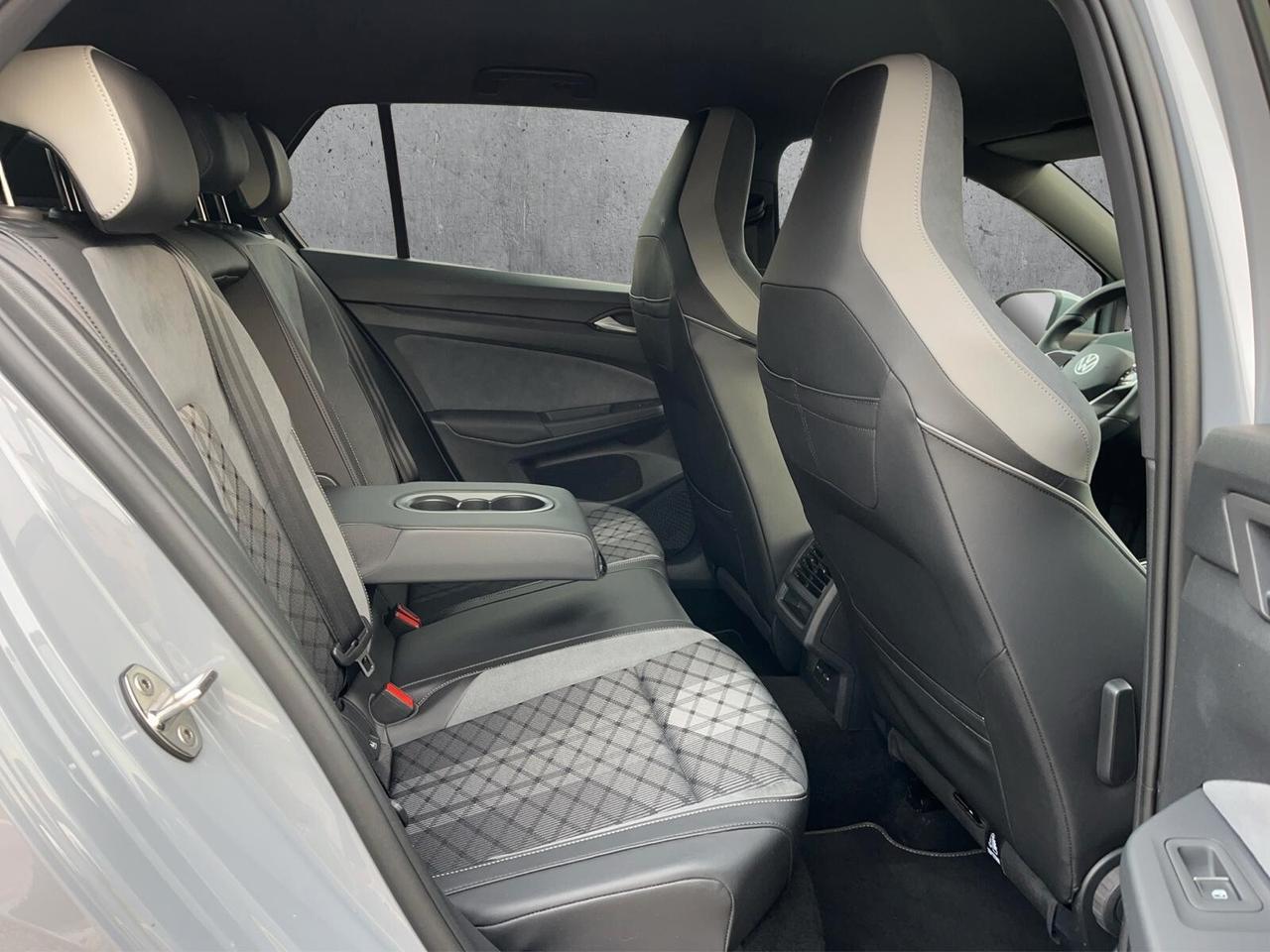 Volkswagen Golf 1.5 eTSI 115 CV DSG R-Line