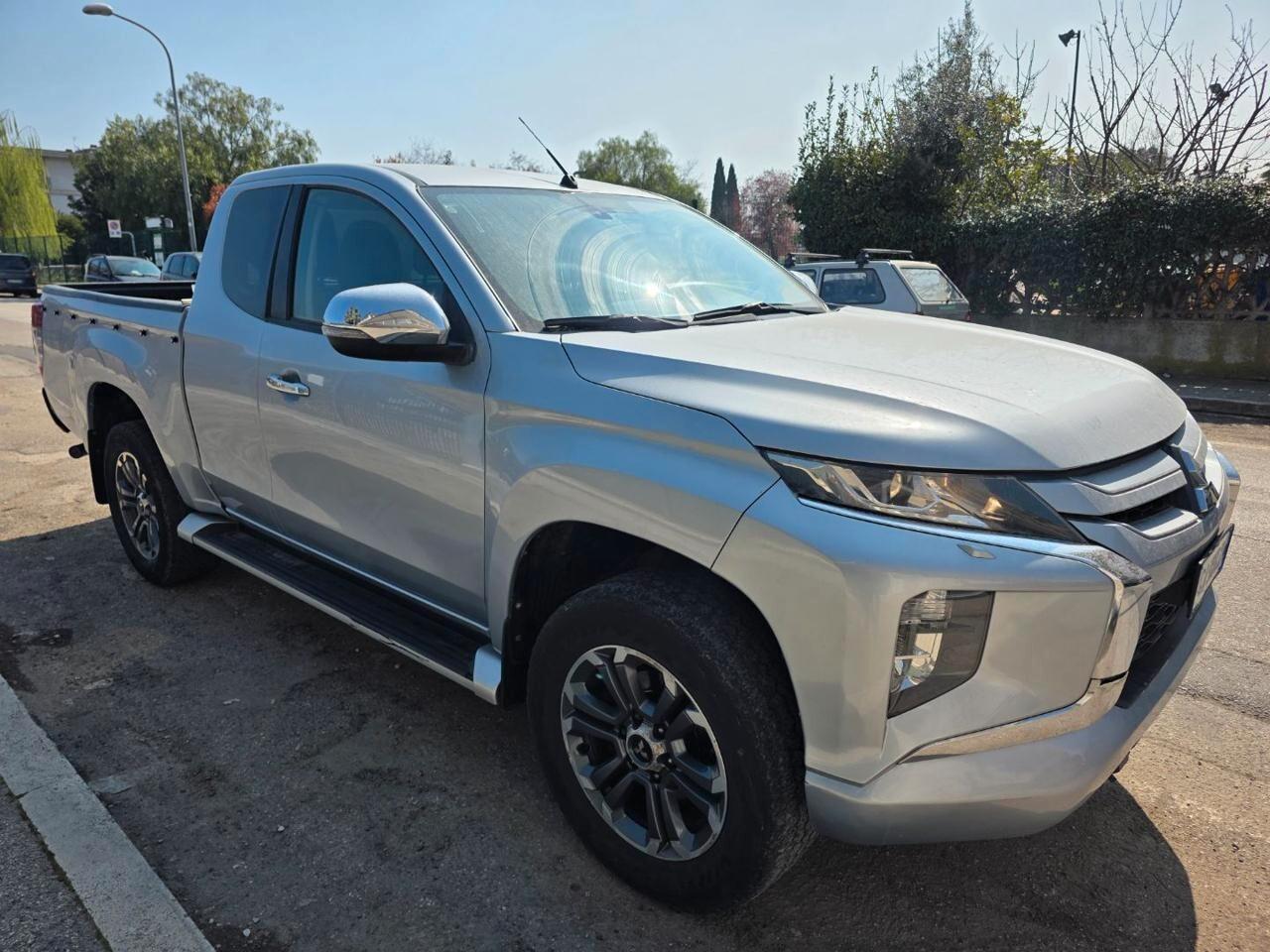 Mitsubishi L200 2.3 D Club Cab 4x4 Super Select Intense