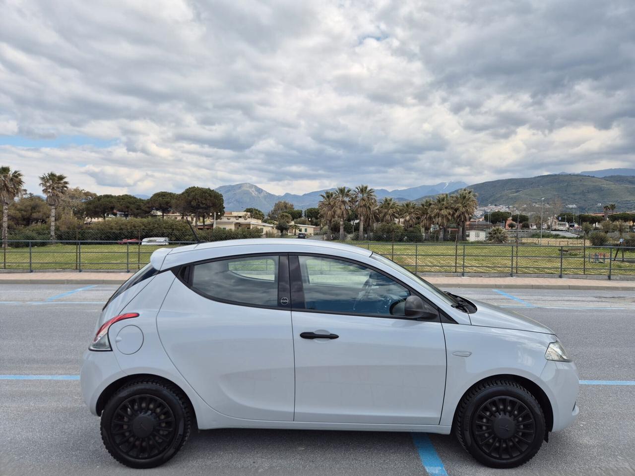 Lancia Ypsilon 1.0 FireFly 5 porte S&S Hybrid Ecochic Silver