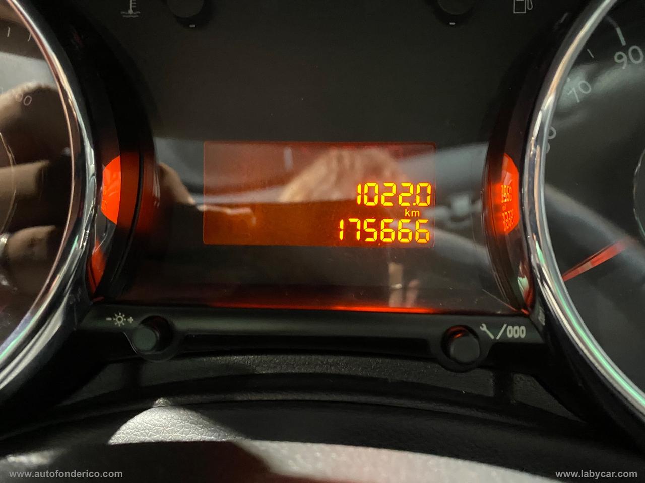 PEUGEOT 5008 1.6 HDi 115 CV Business