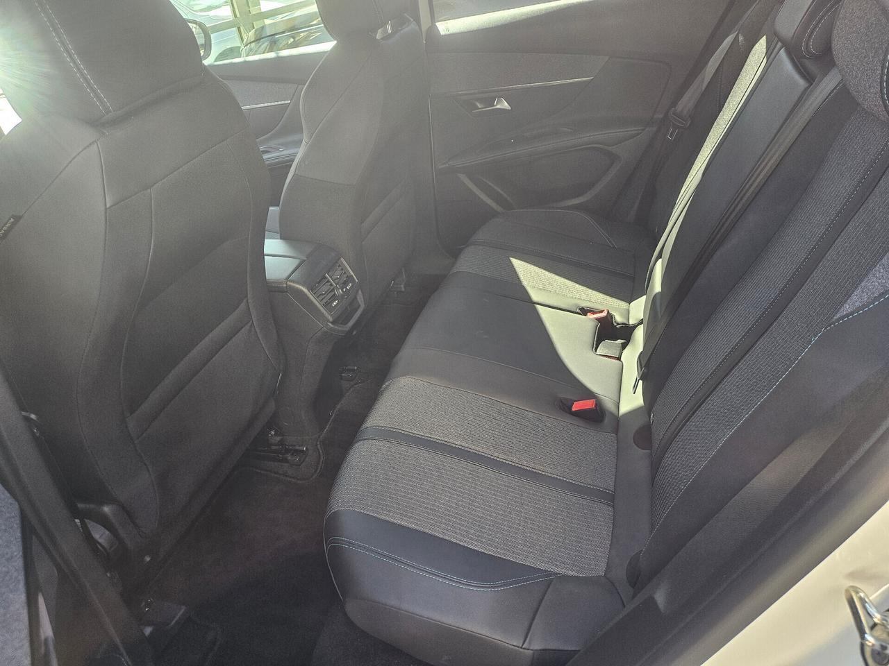 Peugeot 3008 BlueHDi 130 EAT8 Allure Pack 04/2023