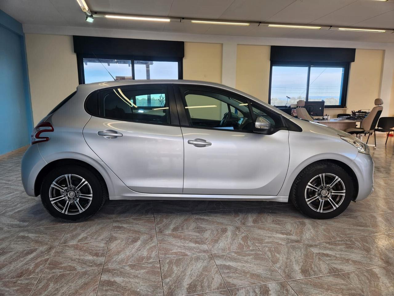 Peugeot 208 1.4 HDi 68 CV 5 porte NAVI