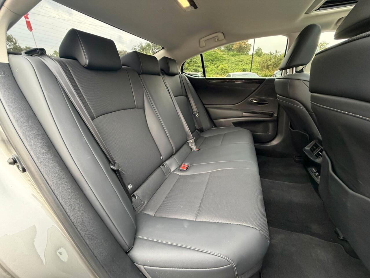 Lexus ES Hybrid Luxury