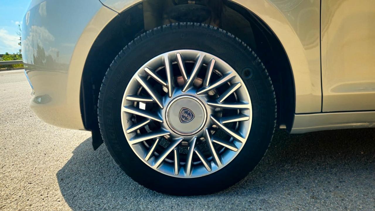 Lancia Ypsilon 1.2 69 CV 5 porte Gold