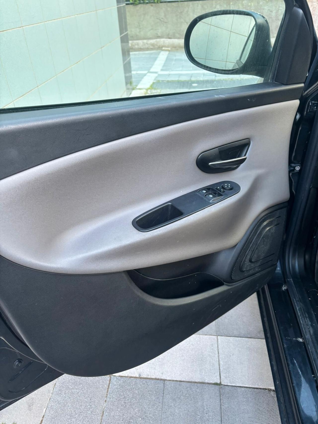 Lancia Ypsilon 1.3 MJT 16V 80 CV 5 porte S&S Platinum