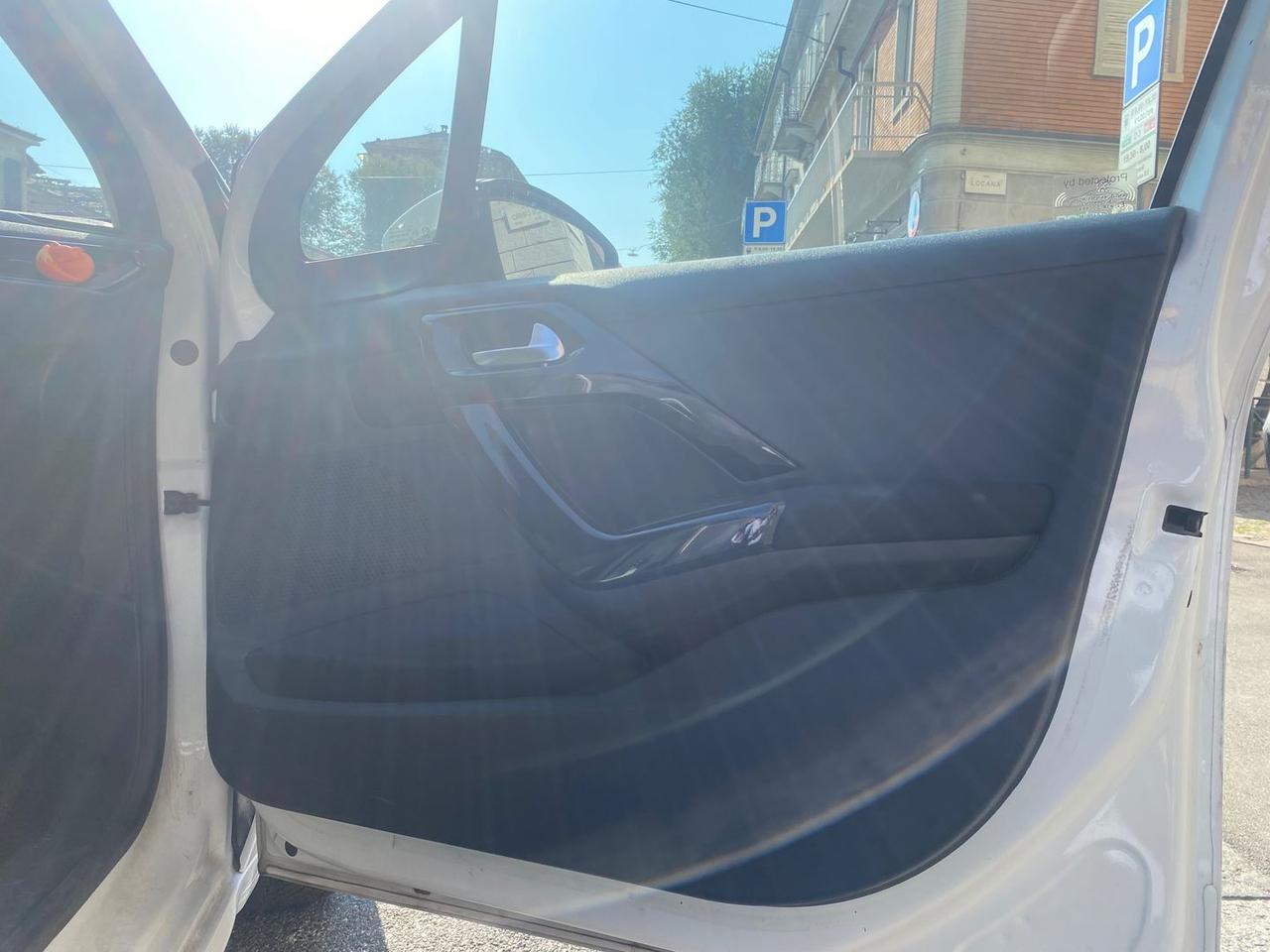 Peugeot 208 life #11893