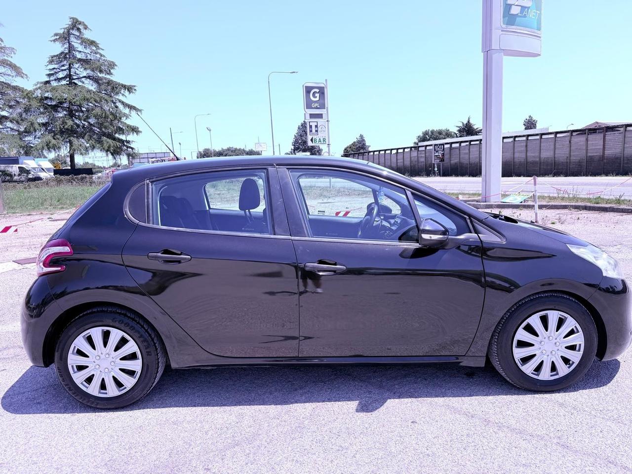 Peugeot 208 1.4 HDi 68 CV 5 porte Ok neopatentati