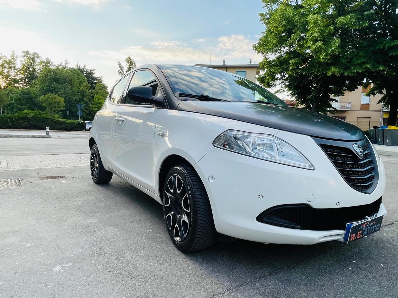 Lancia Ypsilon 1.2 69 CV 5 porte GPL S momo design