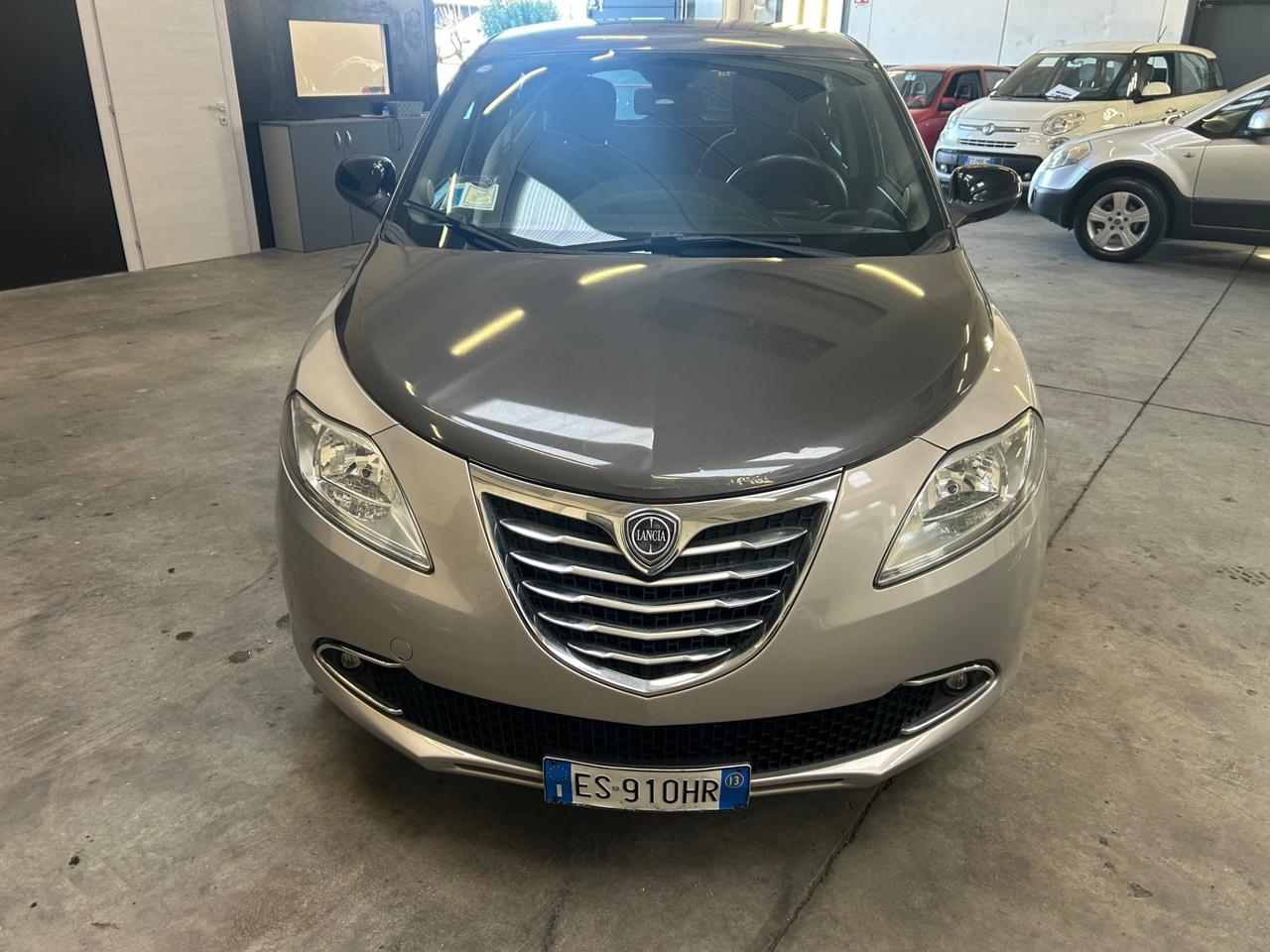 Lancia Ypsilon 0.9 TwinAir 85 CV 5 porte Metano Ecochic Silver