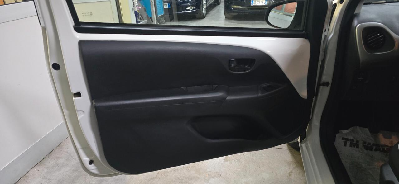 Toyota Aygo 1.0 VVT-i 69 CV 3 porte x-clusiv