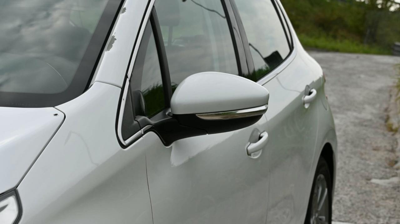 Peugeot 208 1.2 e-VTi Allure Neopatenati