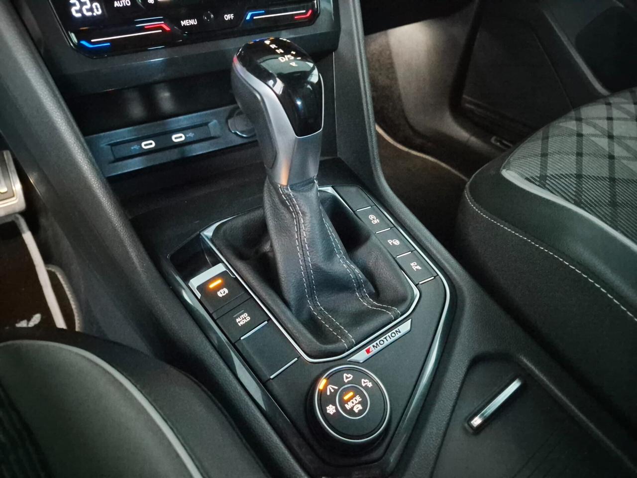 Volkswagen Tiguan ALLSPACE 2.0 TDI R-LINE 4MOTION 7 POSTI DSG LED NAVI APPLE CAR PLAY/ANDROID AUTO 360° ACC C.19 WIRELESS AMBIENT LIGHT