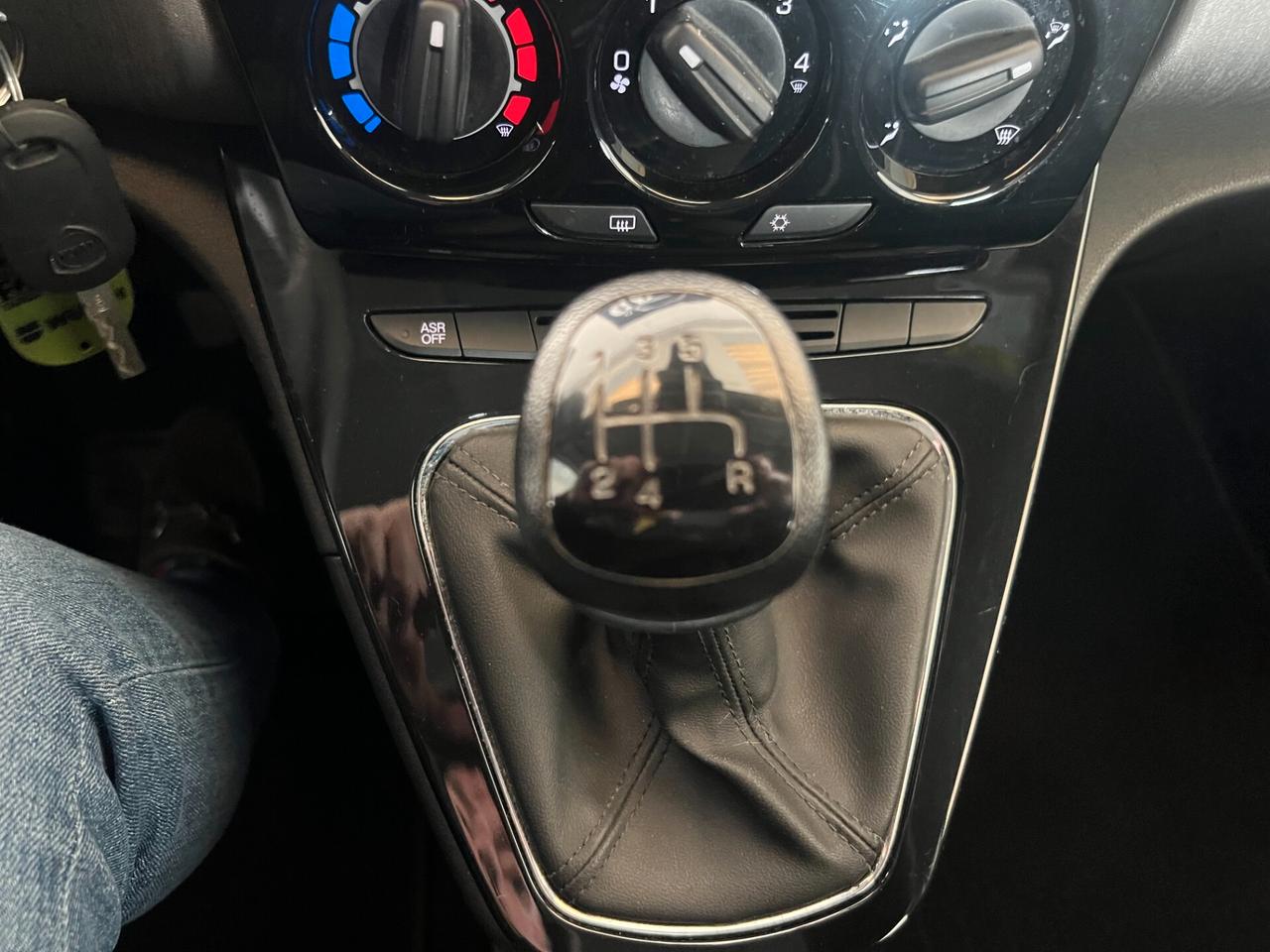 Lancia Ypsilon 1.2 69 CV 5 porte Gold KM 76.638 OK NEOPATENTATI