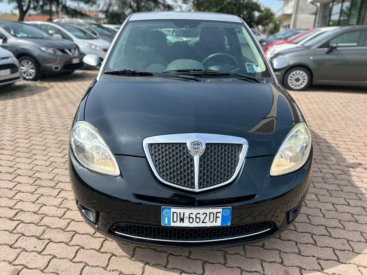 Lancia Ypsilon 1.3 MJT 75 CV Versus