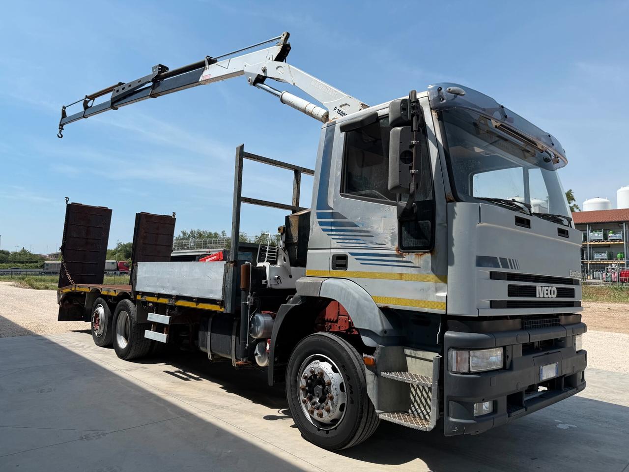 Iveco Eurotech 240E42 cassone fisso con rampe idrauliche e gru