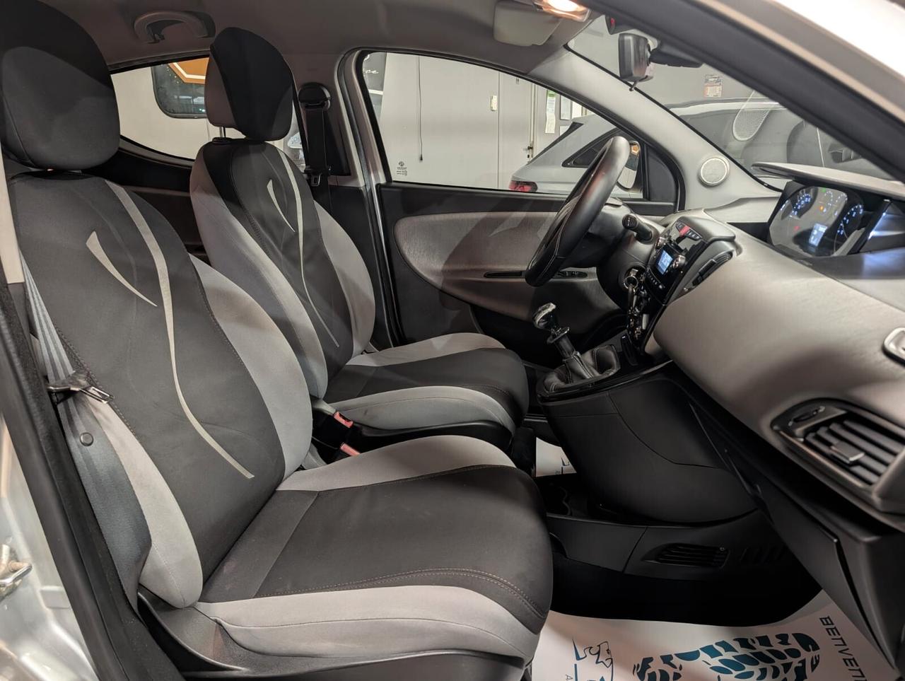 Lancia Ypsilon 0.9 TwinAir 85 CV 5 porte Metano Ecochic Silver