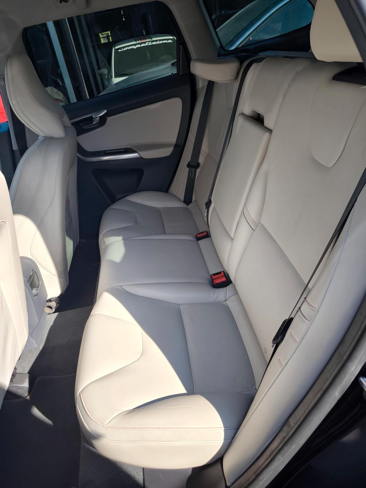 Volvo XC 60 XC60 D3 Geartronic R-design Momentum