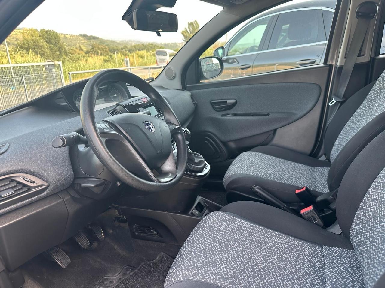 Lancia Ypsilon 1.0 FireFly 5 porte S&S Hybrid Silver