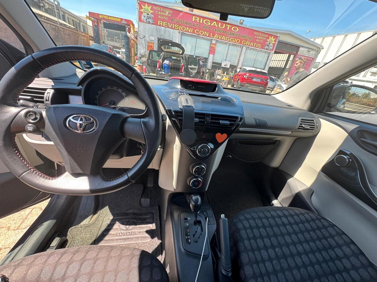 TOYOTA IQ