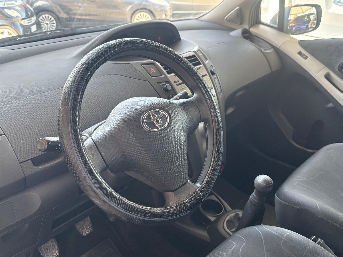 TOYOTA - Yaris - 1.0 5p. Now