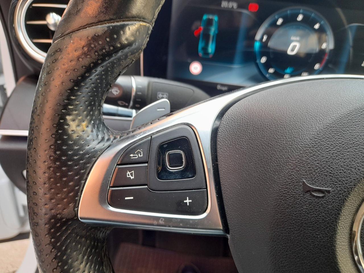 MERCEDES E 220 D AMG LINE BERLINA