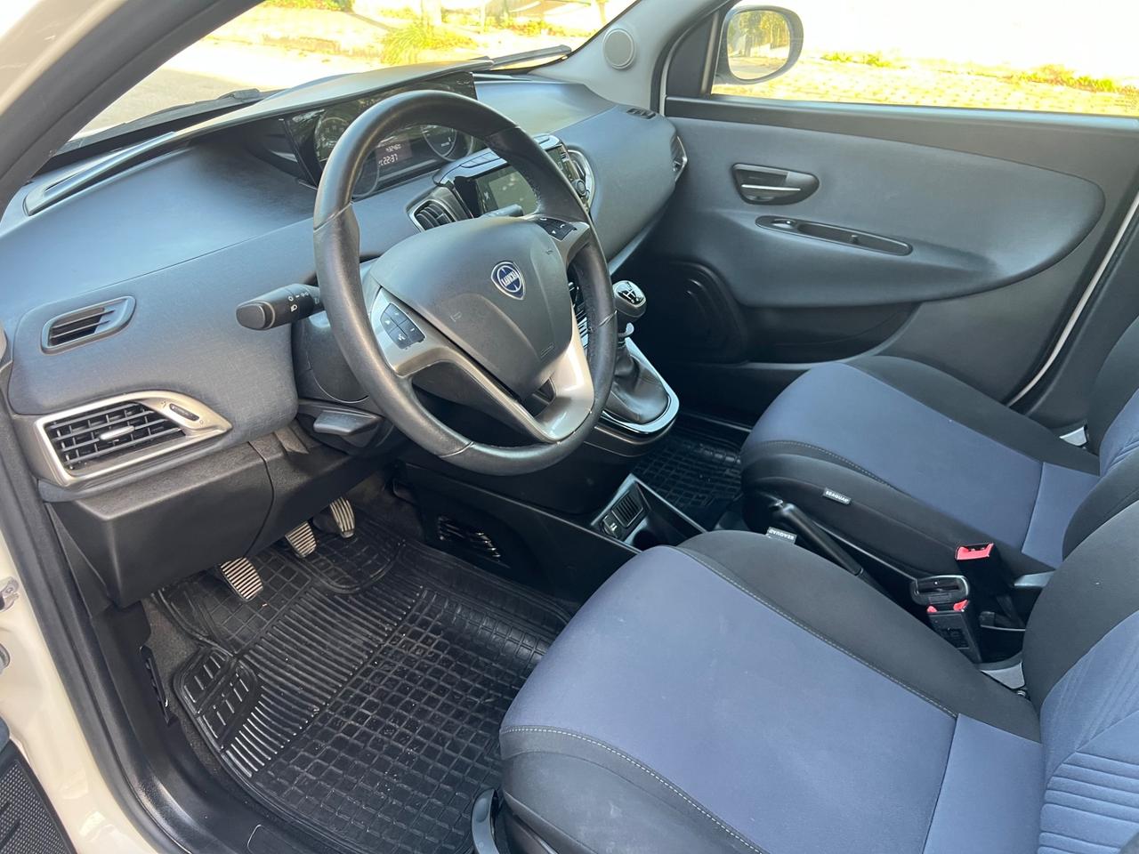 Lancia Ypsilon 1.0 FireFly Hybrid Ecochic Gold