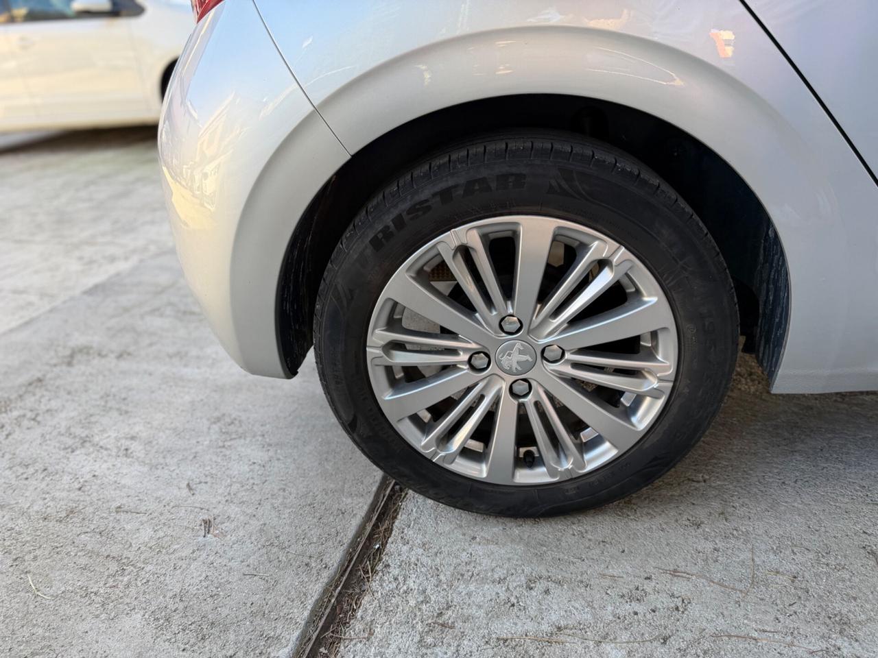 Peugeot 208 82CV 5 porte Allure