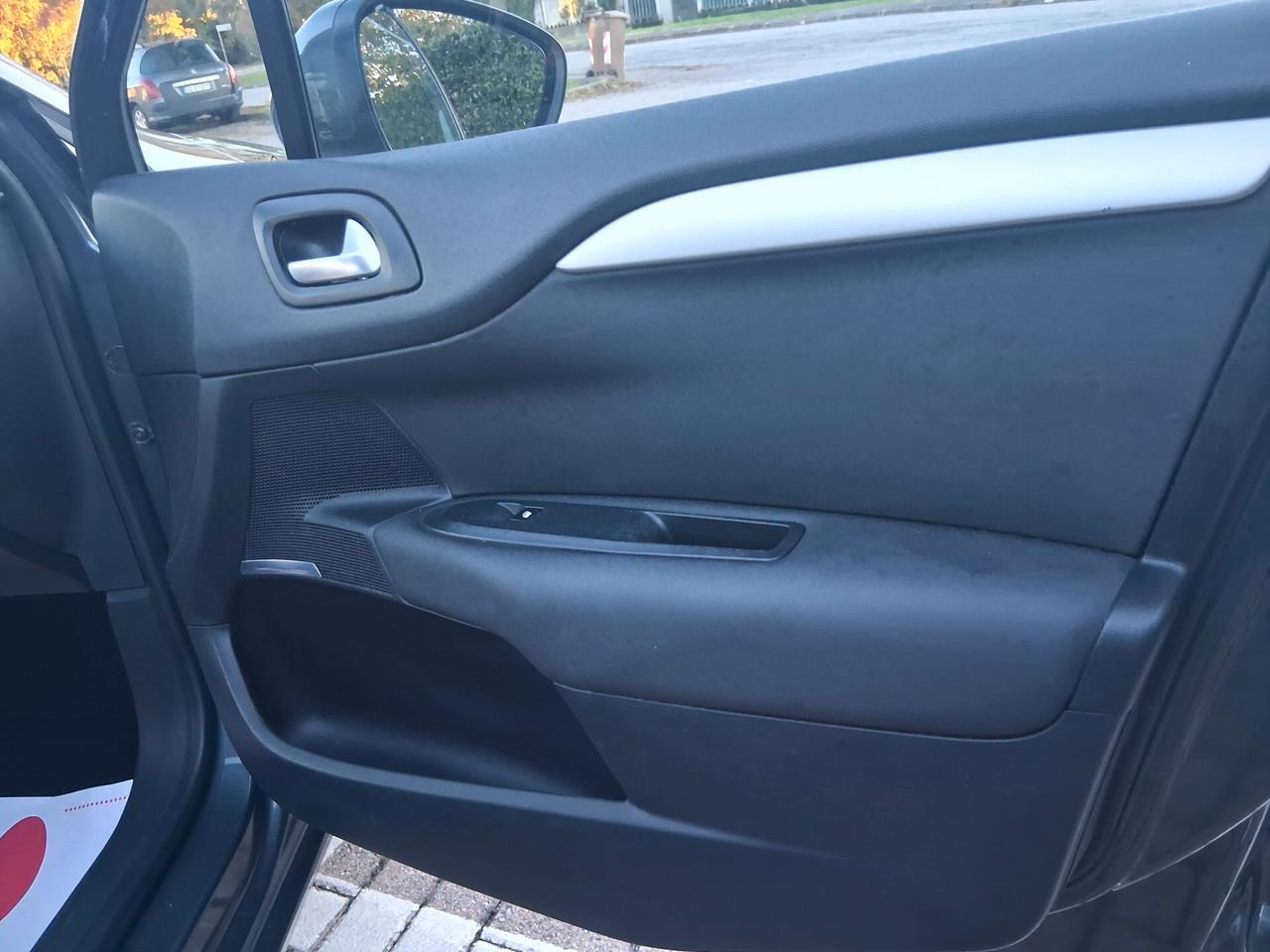 Citroen C4 1.4 VTi 95 Seduction..CELL 320 147 1147 WUATSAPP 3276540940