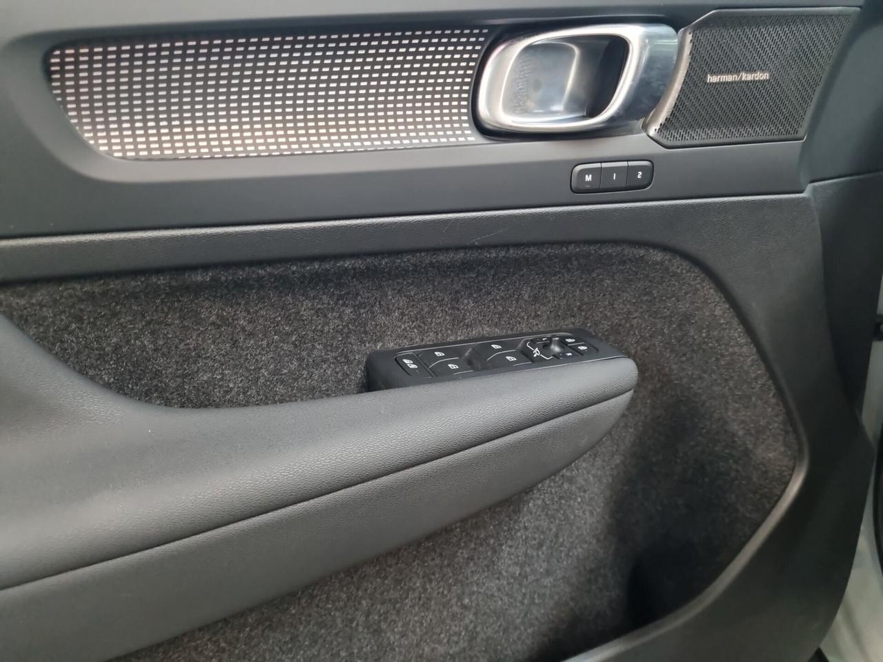 Volvo XC40 B3 automatico Ultimate Dark