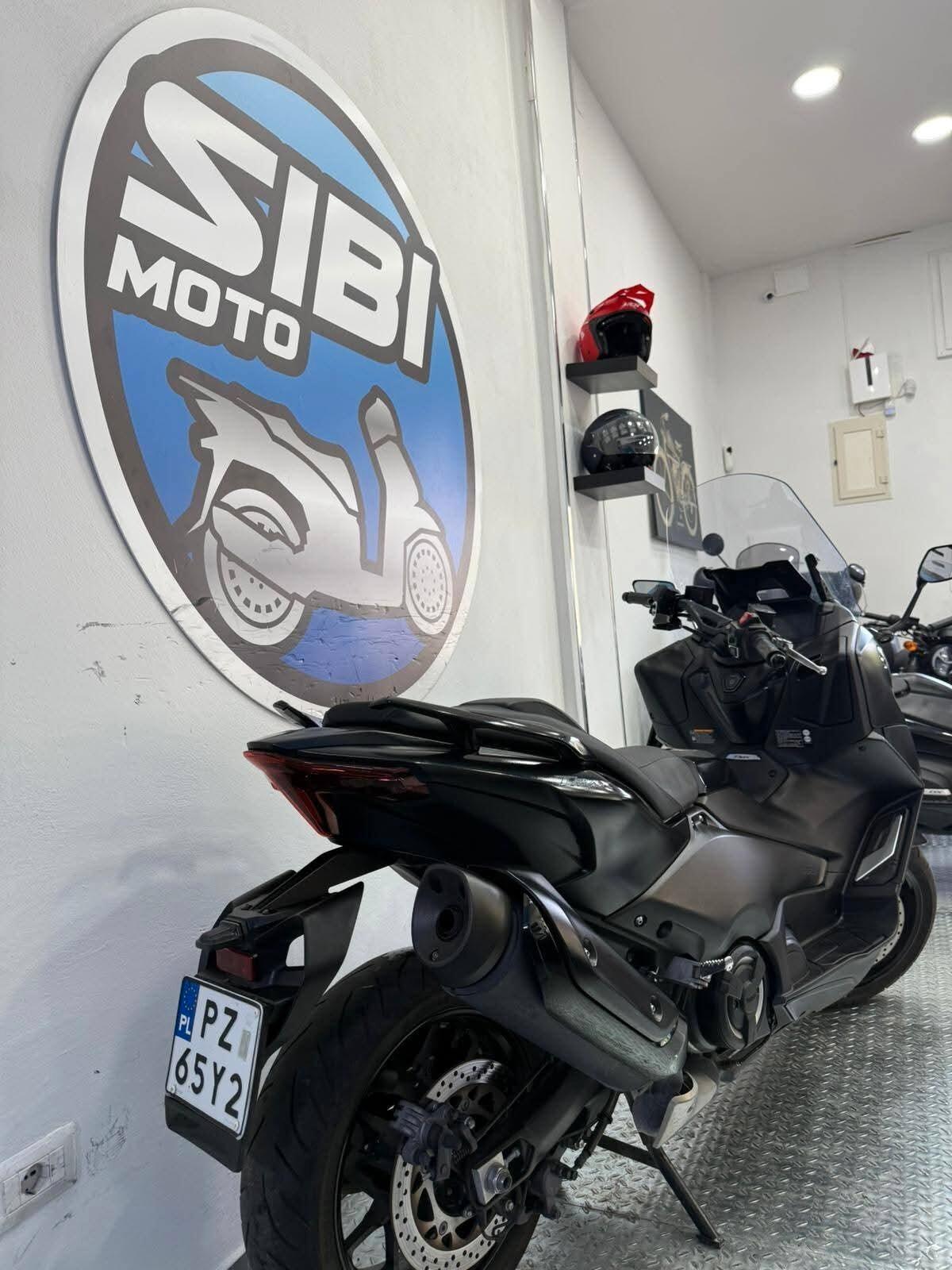 YAMAHA T-MAX 560