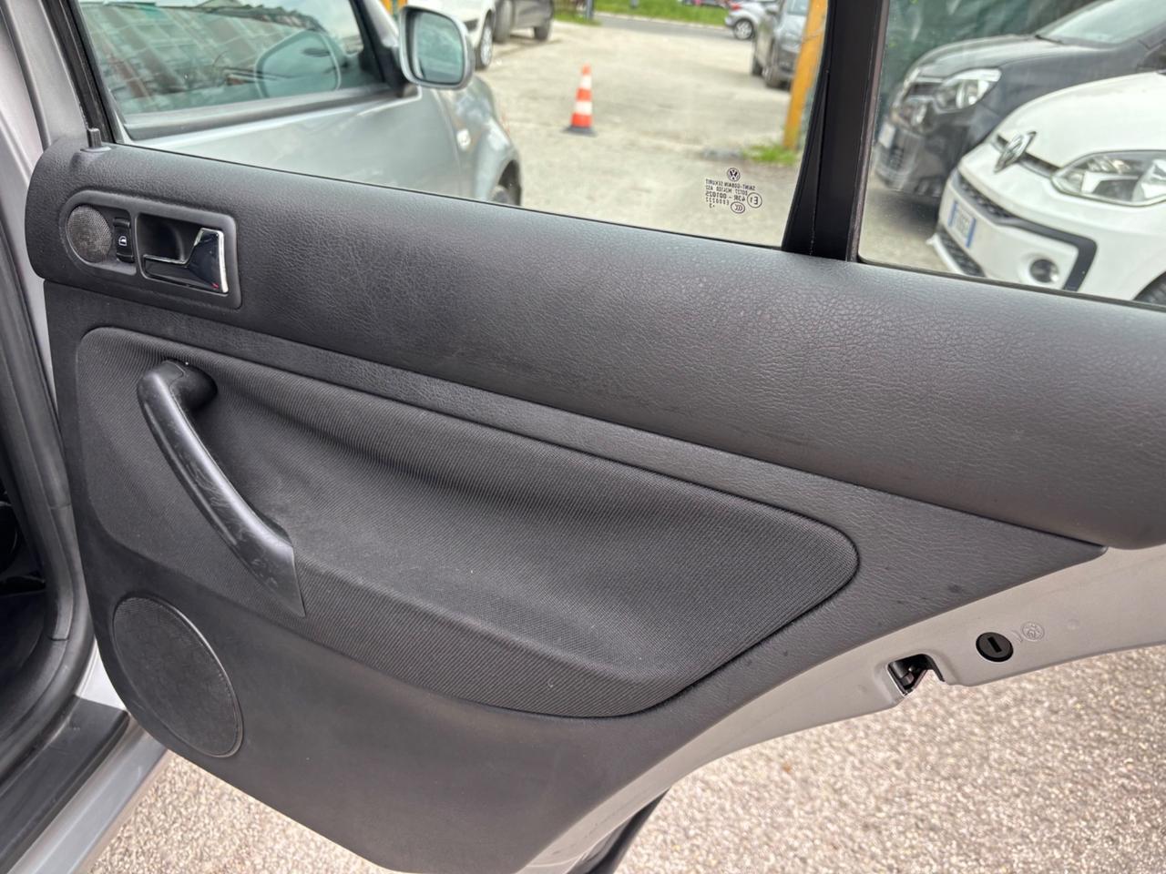 Volkswagen Golf 1.6 5 porte Highline OK NEOPATENTATI