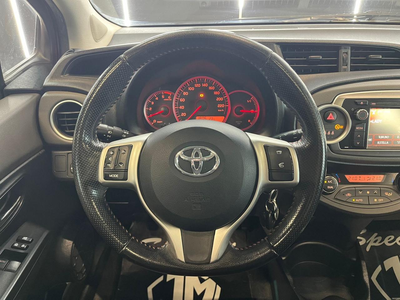 Toyota Yaris 1.4 D-4D 5 porte Lounge TETTO OK NEOPATENTATI