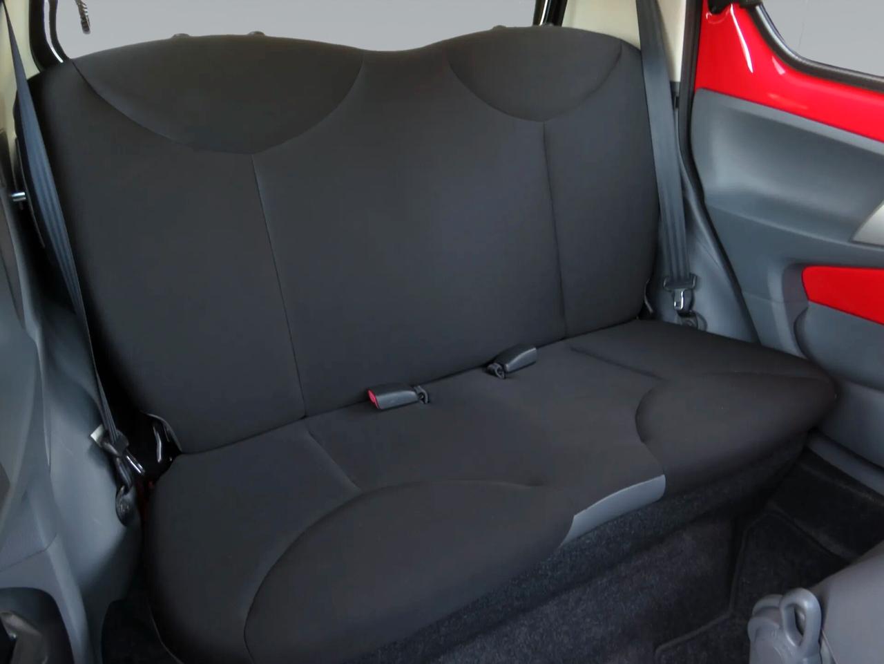Toyota Aygo 5p 1.0 Now. km 106.000. frizione e gomme nuove.