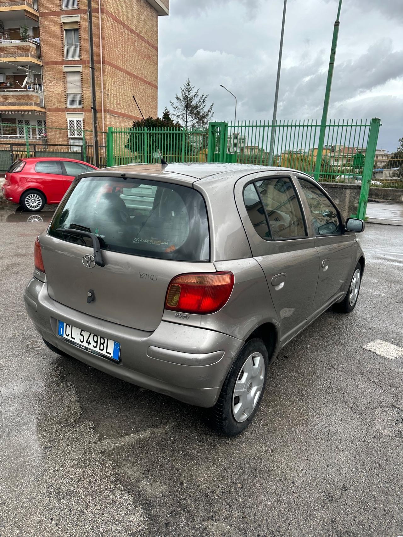 Toyota Yaris 1.0i 16V cat 5 porte Sol