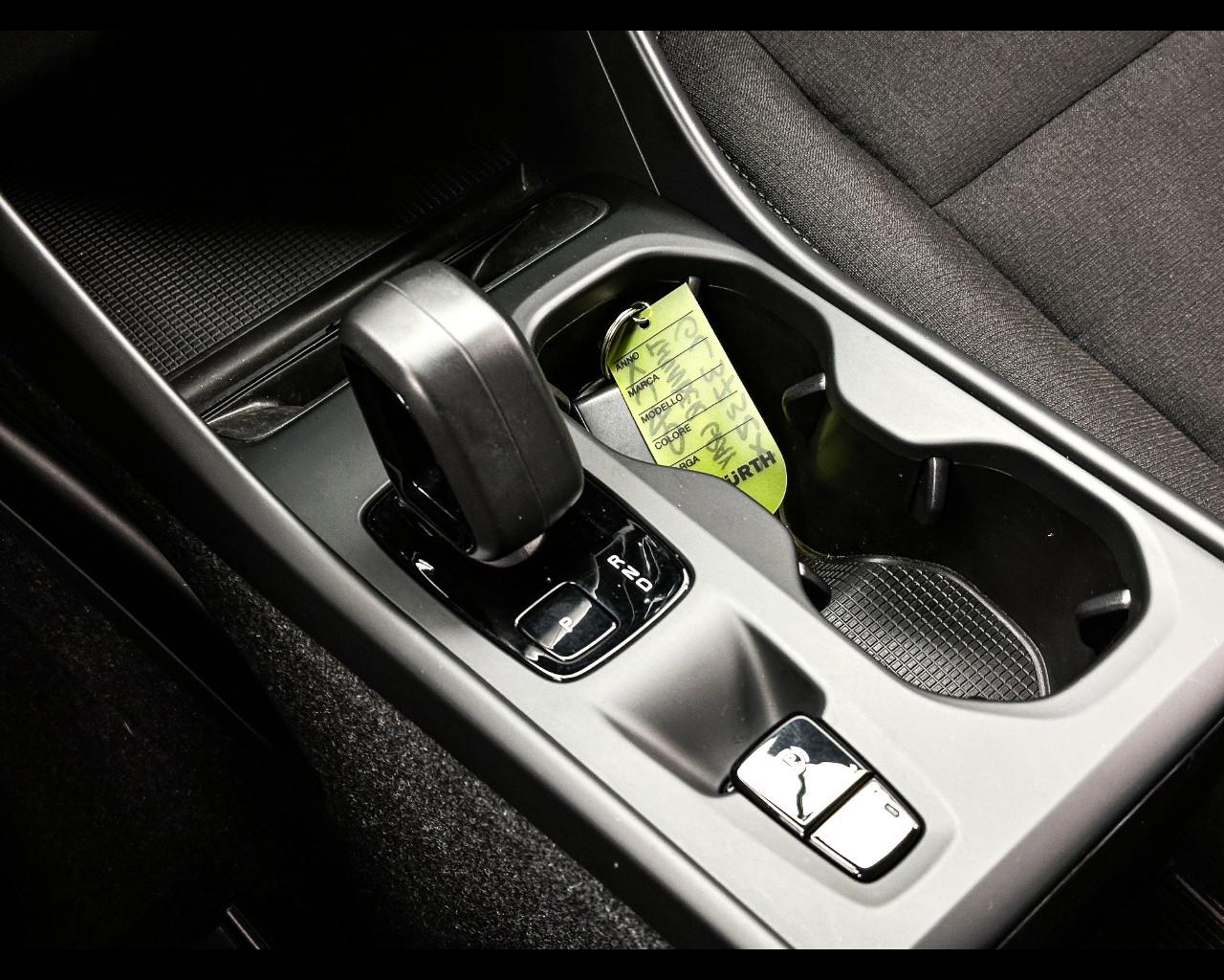 VOLVO XC40 (2017-->) - XC40 T2 Geartronic Momentum Core N1