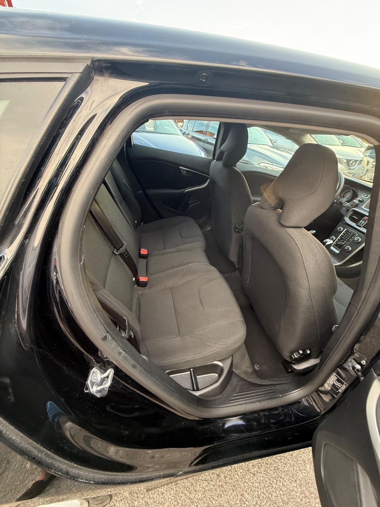 V40 D4 Momentum-unipro-rate-E6