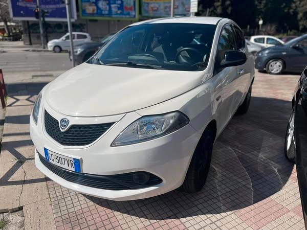 Lancia Ypsilon 1.0 FireFly 5 porte S&S Hybrid Ecochic Silver