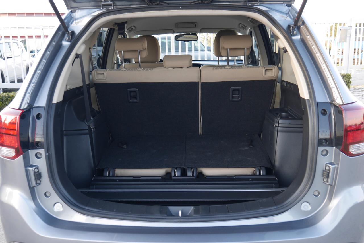 Mitsubishi Outlander 2.2 DI-D 4WD Instyle Plus Navi