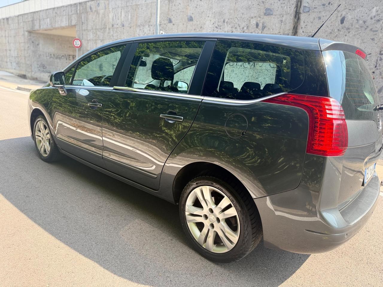 Peugeot 5008 1.6 HDI 115cv 7 POSTI