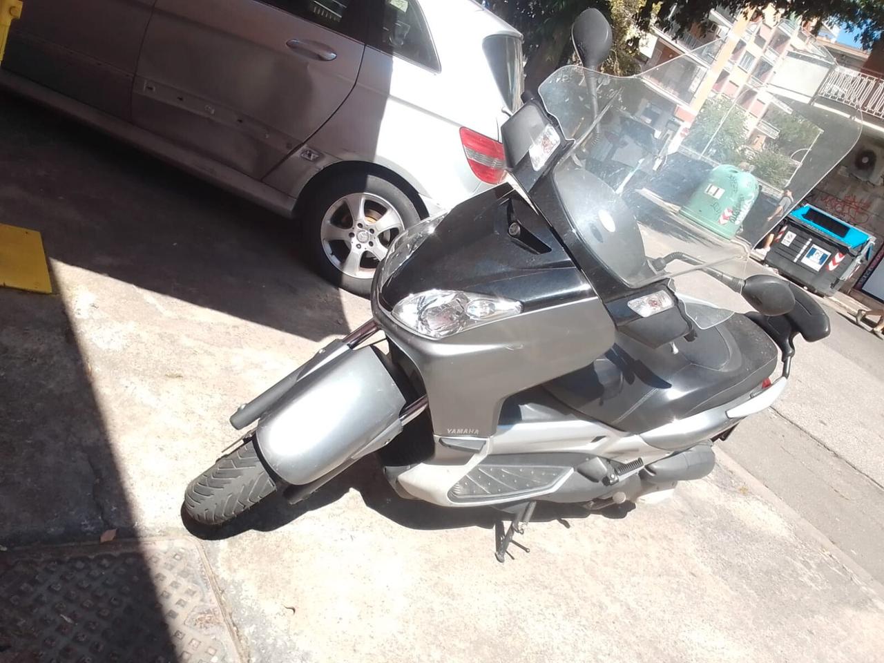 YAMAHA XMAX 250