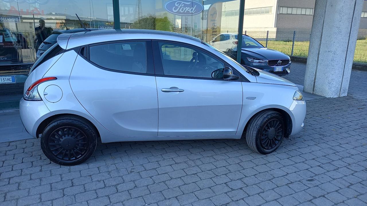 Lancia Ypsilon 1.0 FireFly 5 porte S&S Hybrid Silver