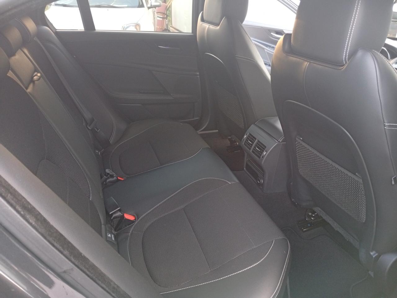 Jaguar XE 2.0 D Turbo Portfolio