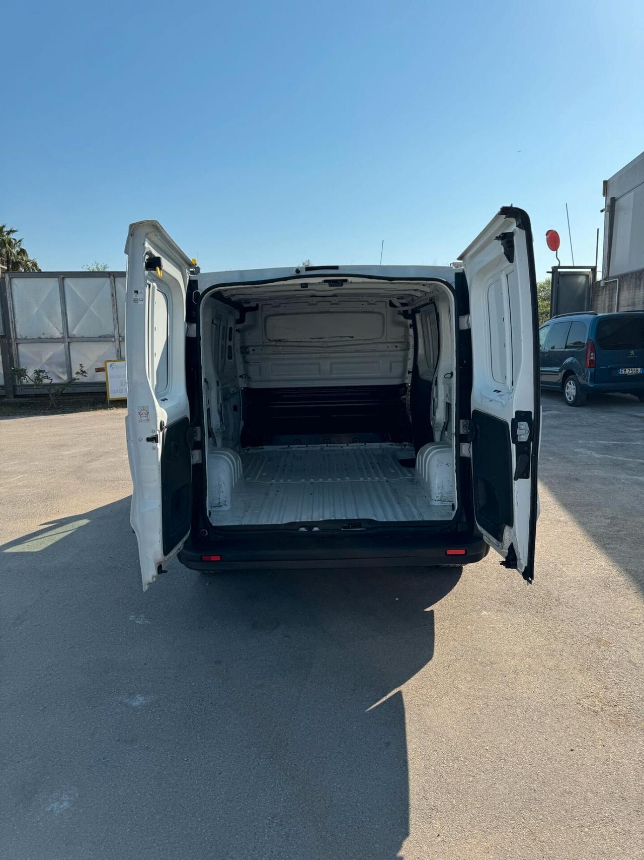 RENAULT TRAFIC FURGONATO LH1 120 CV. PASSO MEDIO TETTO MEDIO