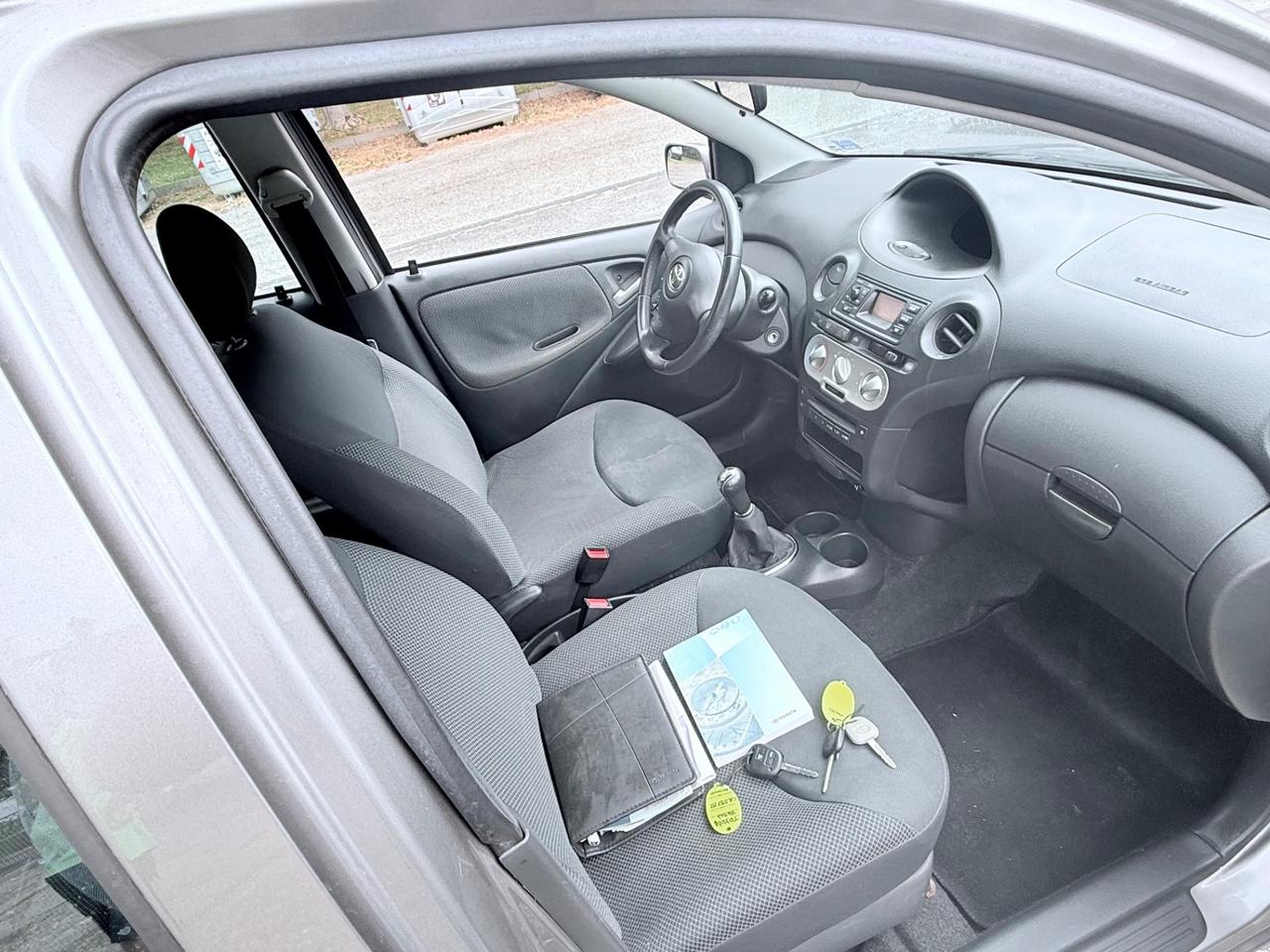 Toyota Yaris 1.3i 16V cat 5 porte Sol